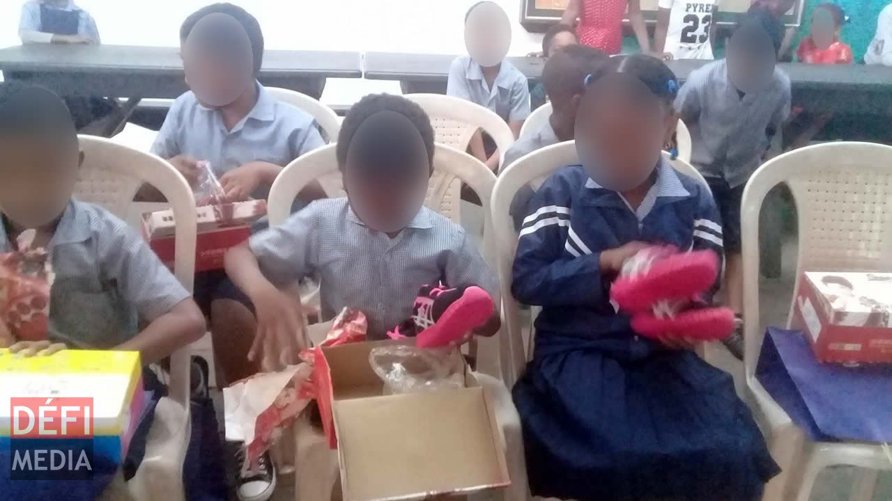 Don de chaussures  à l’école André Bazerque