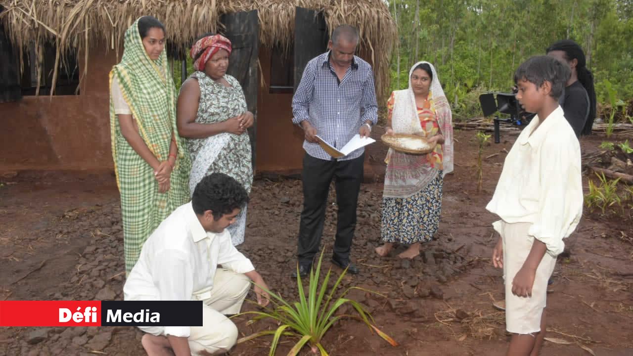 Le tournage et le montage du film vont durer trois mois. Entre 150 et 300 artistes y participent. Sada Rajiah (chemise à carreaux) est le réalisateur. Le petit joue le rôle de SAJ enfant. Cinéma