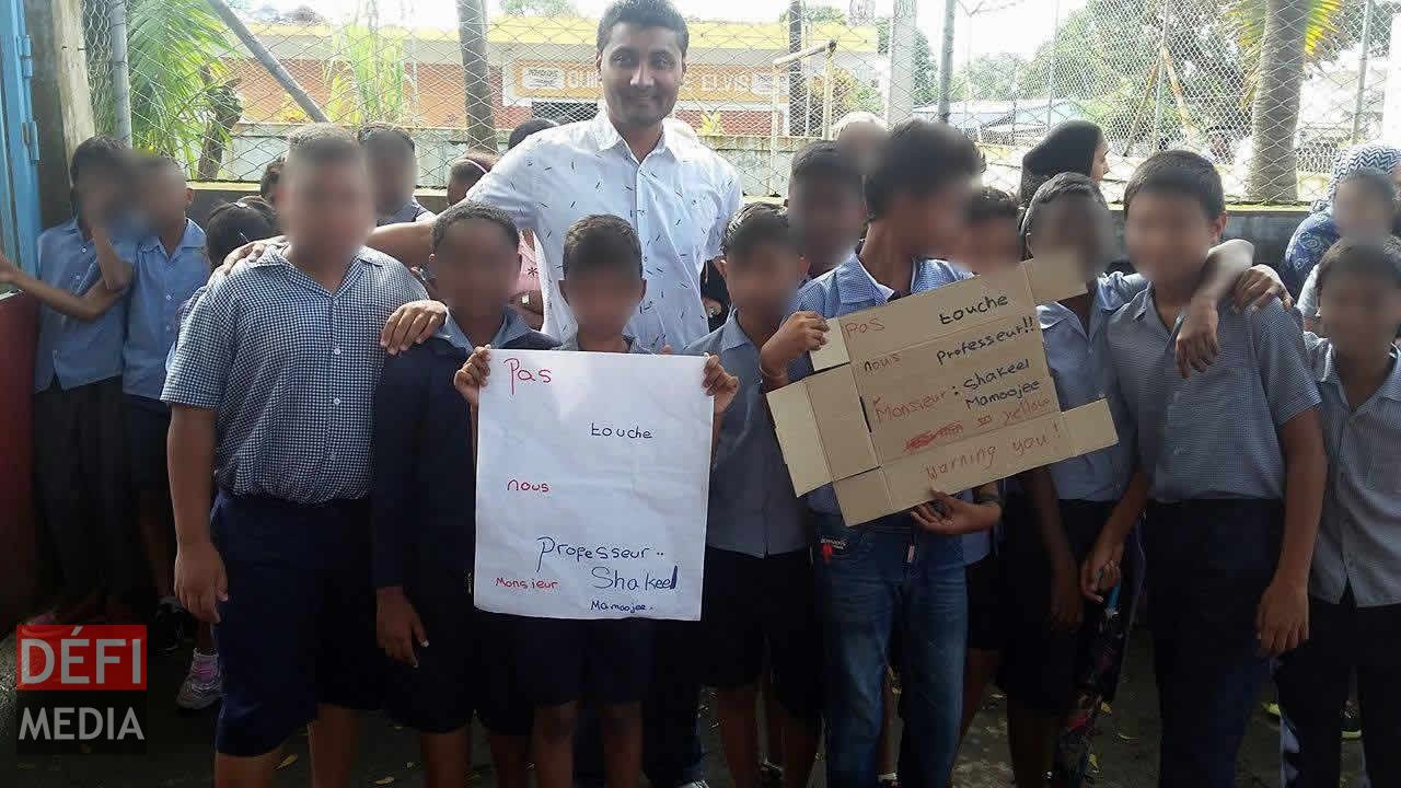 Des parents et des élèves ont effectué un sit-in à la Sir Claude Noel Government School ce mercredi 5 avril.