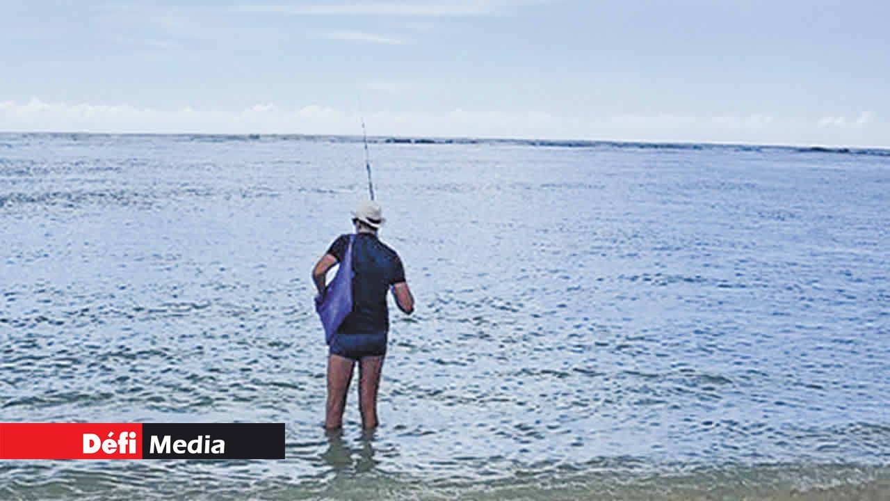 Des pêcheurs tentant d’attraper des poissons.