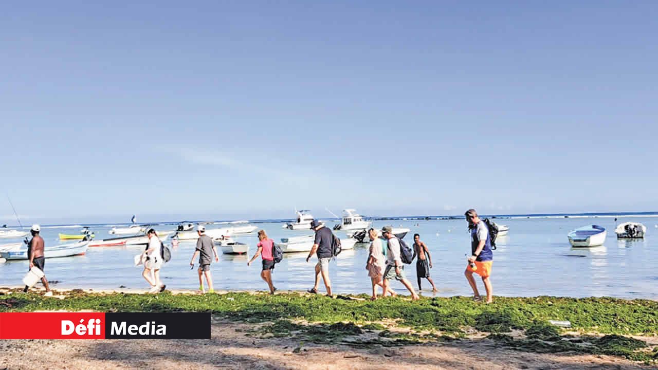 Les premiers promeneurs sur la plage.