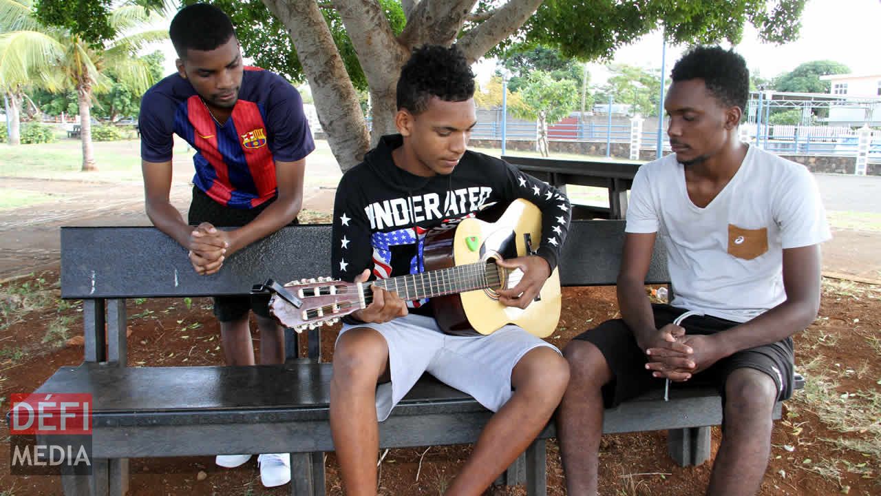 Jacob et Moïse Bill aidant un jeune parmi tant d’autres.