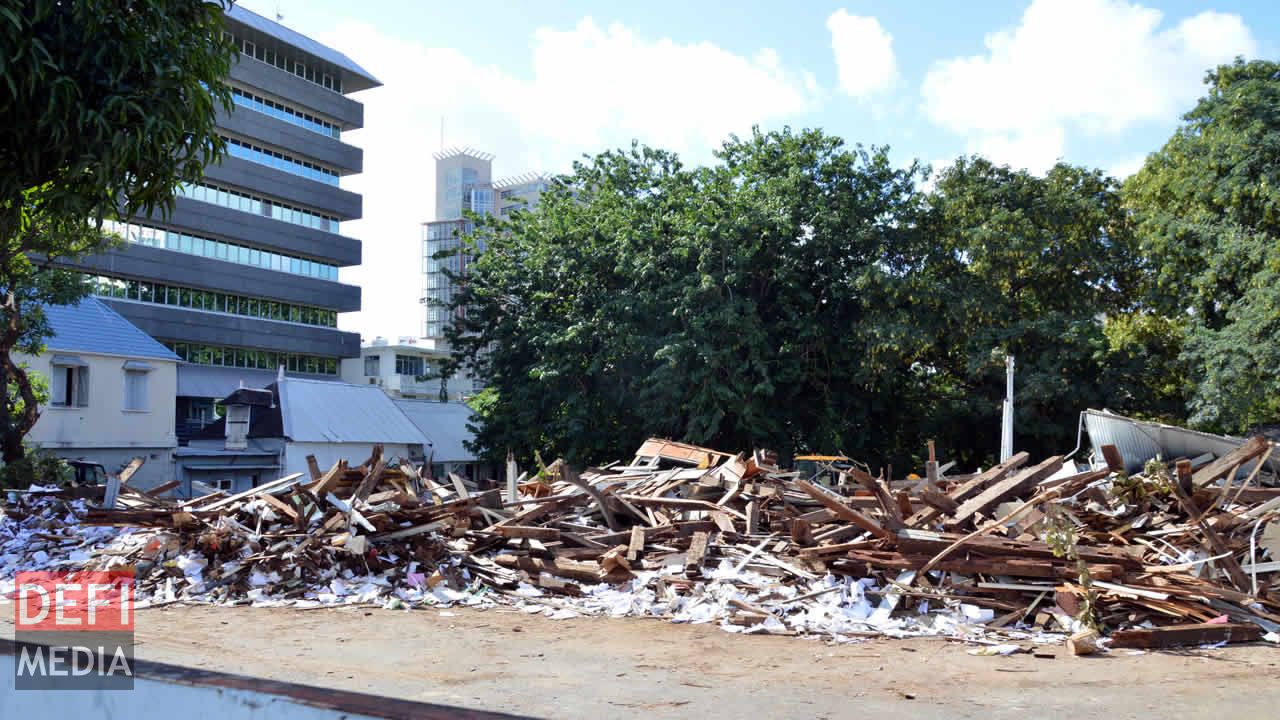 La démolition du bâtiment du Royal College Port-Louis suscite la polémique.
