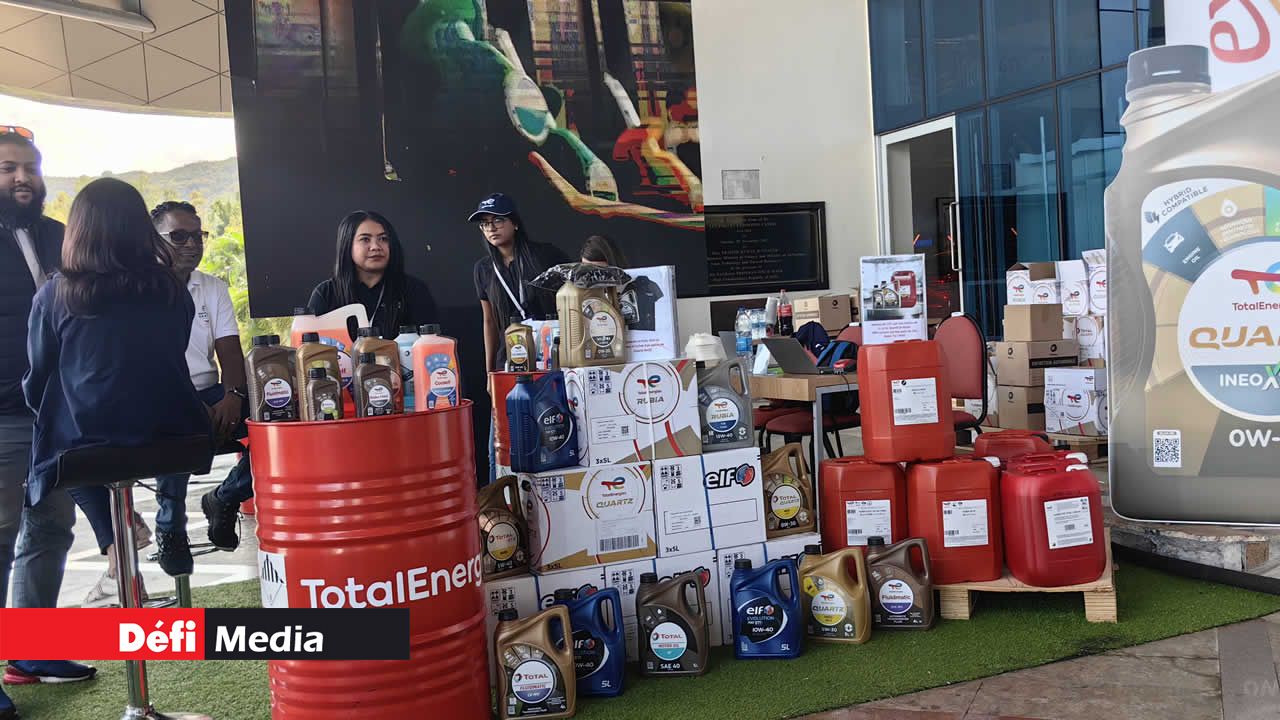 Total Energies a mis à la disposition du public toute une gamme d’huiles de moteur pour voitures, camions et bus.