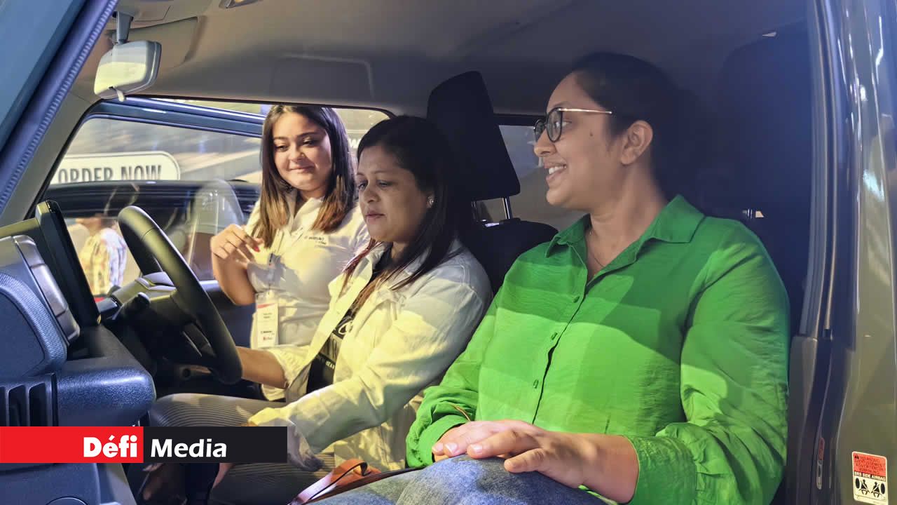 Komal et Eshna sont venus au Salon pour trouver la voiture de leurs rêves.