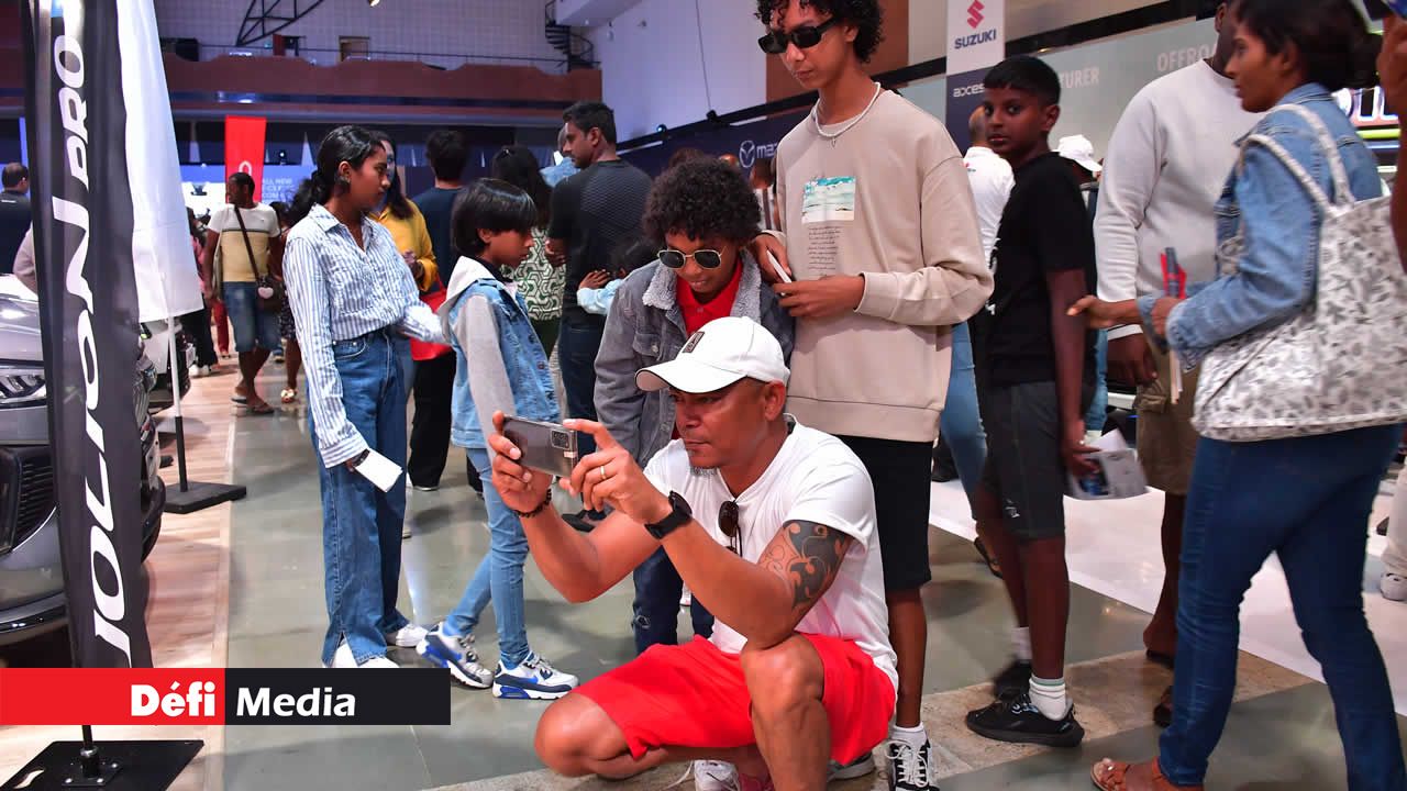 Les visiteurs ont immortalisé leur passage au Salon de l’Automobile.