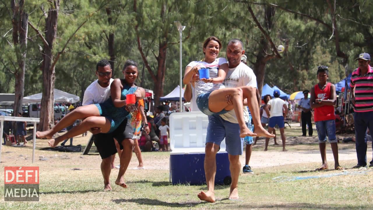 Les couples se sont prêtés aux jeux dans la bonne humeur. Les couples se sont prêtés aux jeux dans la bonne humeur.