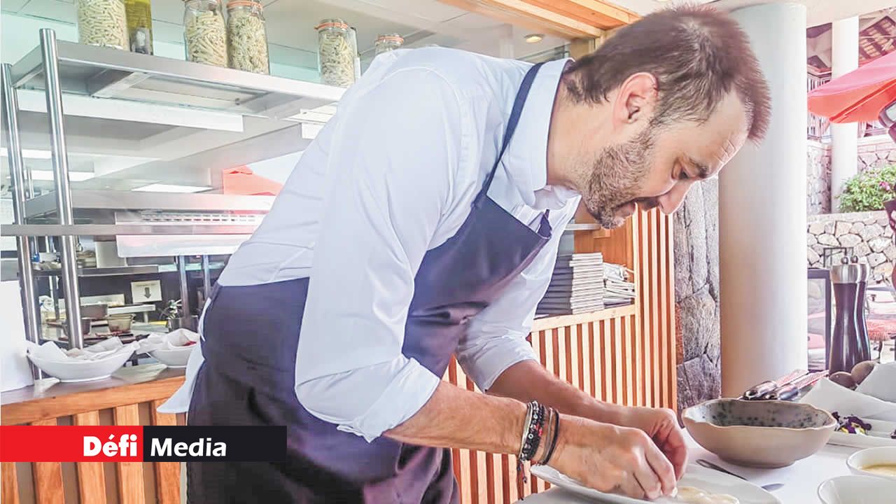 Commencez par découper les Saint-Jacques avec précaution et placez-les dans un plat peu profond.