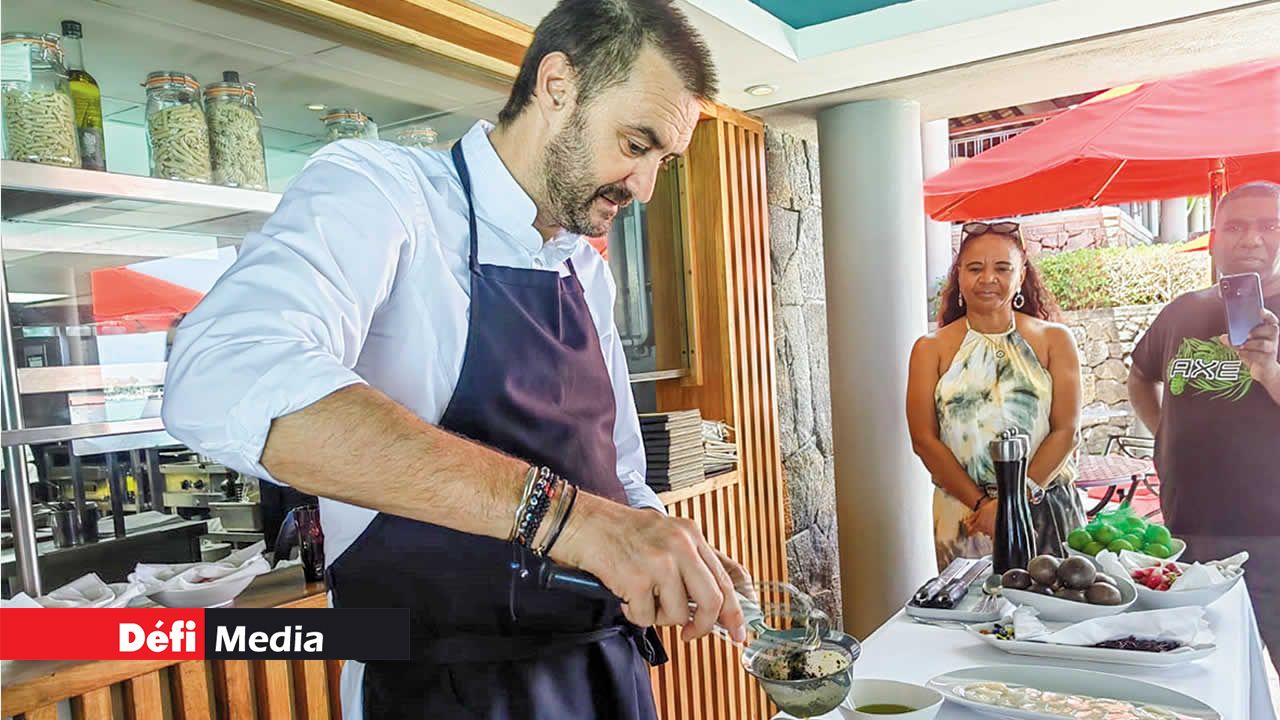 Pour la sauce, Cyril Lignac a choisi d’utiliser le fruit de la passion pour apporter une note piquante à la marinade.