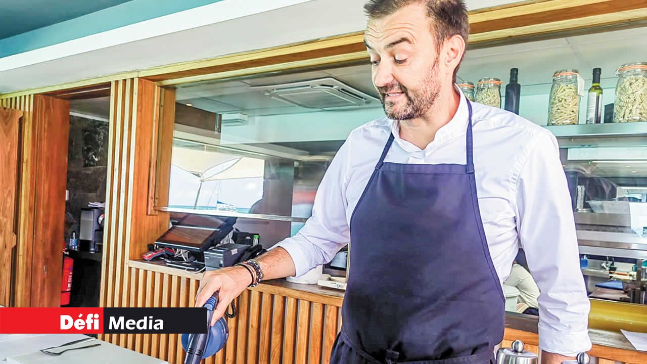 Avant de verser la marinade, prenez un chalumeau et faites dorer les Saint-Jacques jusqu’à ce qu’elles soient légèrement translucides et dorées.