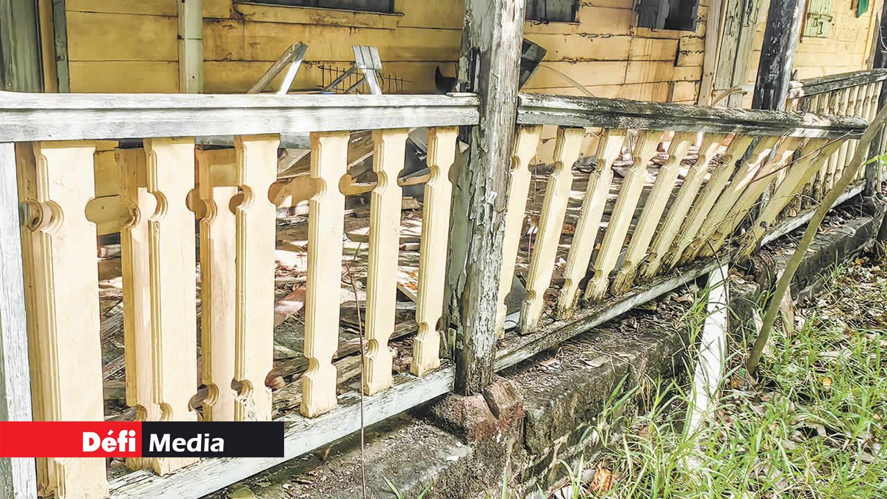 Les bois de ces balustrades de la grande varangue, auraient dû avoir été récupérés et retravaillés en vue d’une restauration.