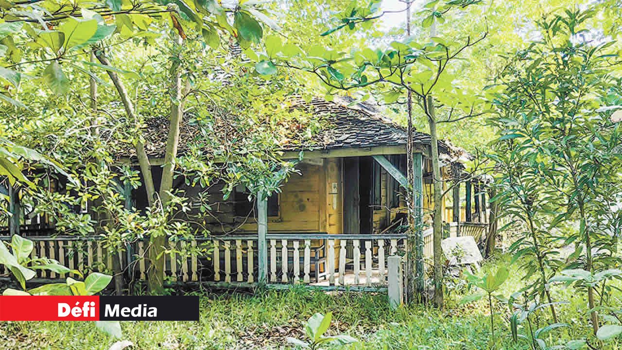 Voici lce qu’il en reste de la majestueuse façade du tribunal.
