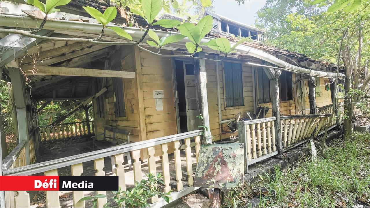 La grande varangue en bois.