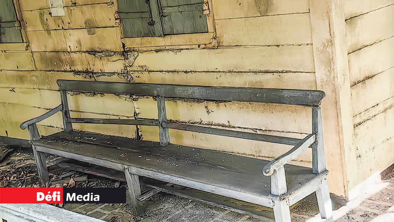 Le banc qui accueillait les personnes venues pour des procès est toujours a sa place.