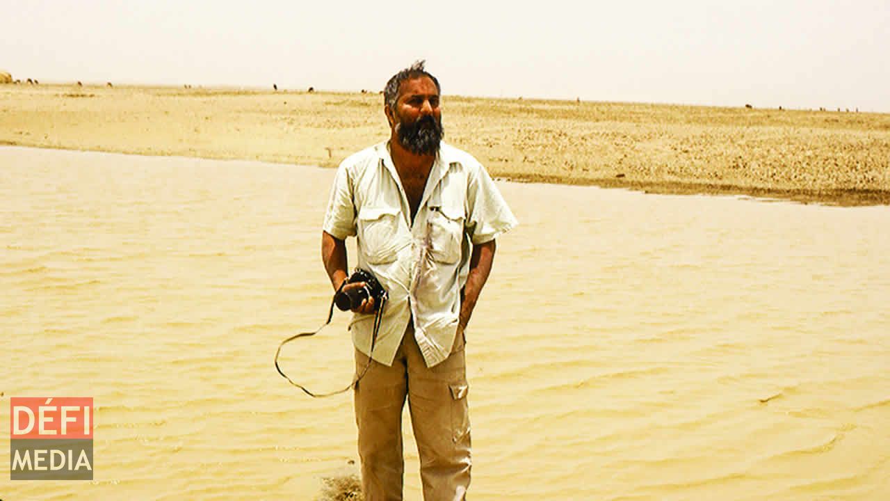 De pays en pays, il passera ses nuits sous les ponts et chez les gens qui voulaient bien l’accueillir. Ce tour du monde devient encore plus spécial avec toutes les histoires et anecdotes qu’il raconte.