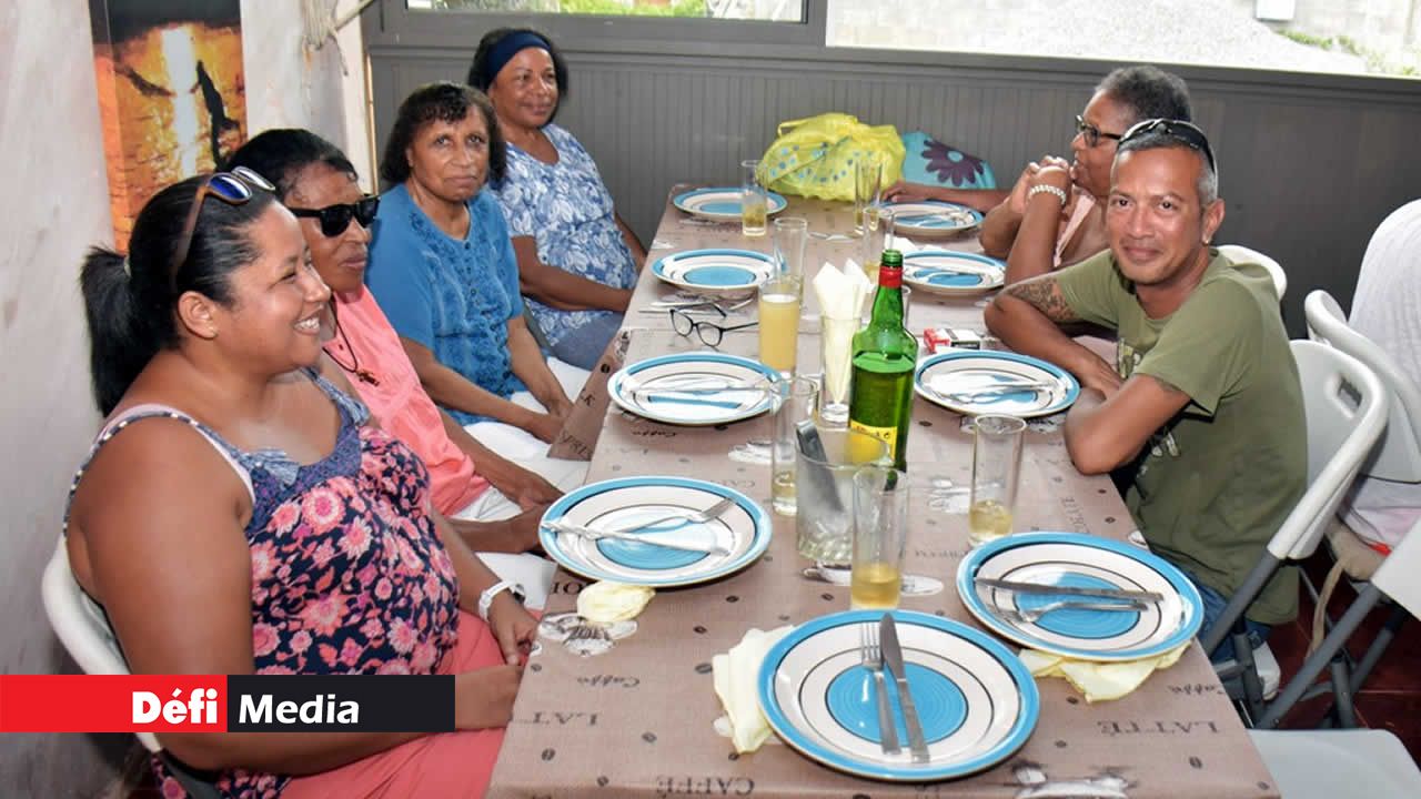 La famille Pierre Louis vient de Goodlands pour savourer la cuisine de Marie Ange. recettes