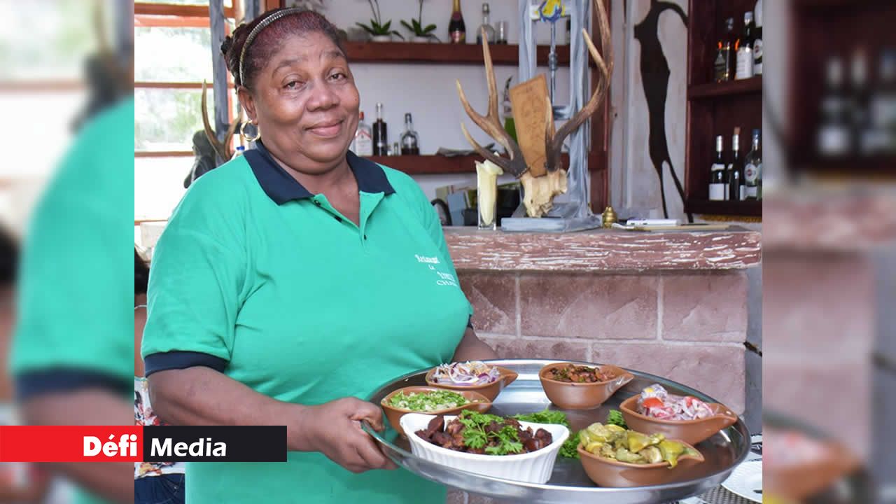 Mari Ange portant fièrement ses plats d’antan. recettes