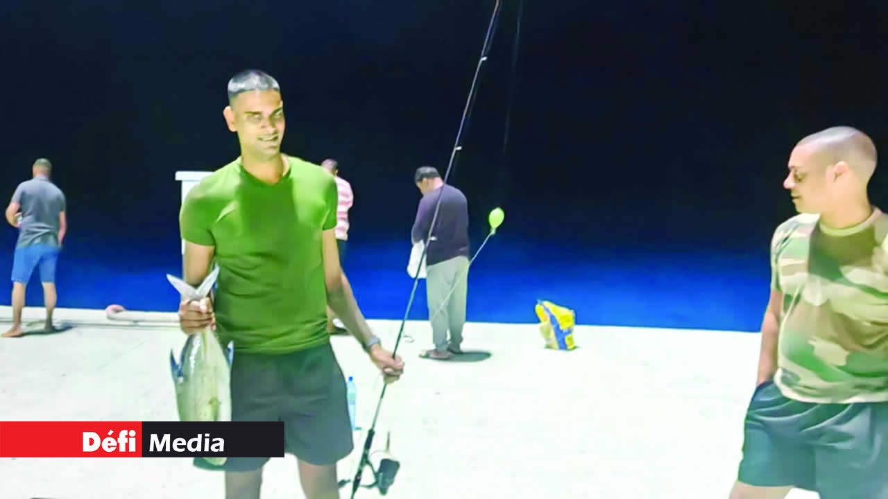 Le soir venu, une atmosphère animée s’empare de la jetée pour une activité particulière : la pêche aux carangues.