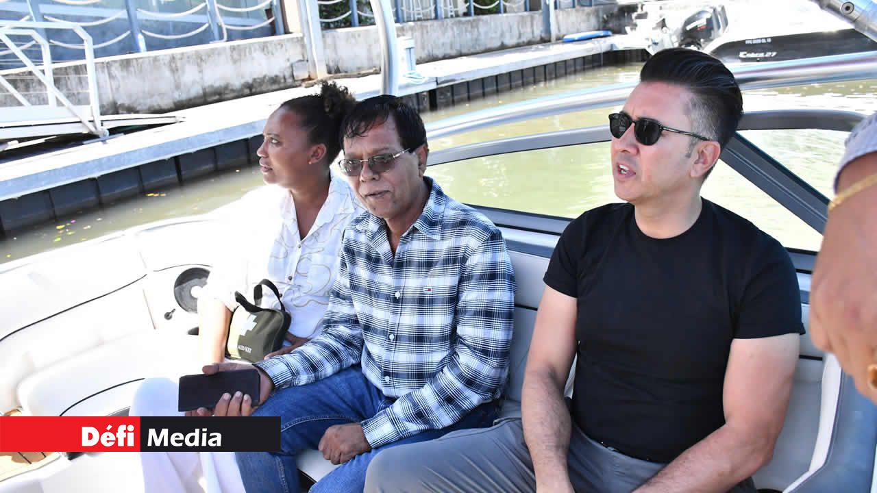 Le ministre embarquant pour l’île aux Bénitiers en compagnie de la Junior Minister Véronique Leu-Govind et des deux députés de la circonscription n°14.