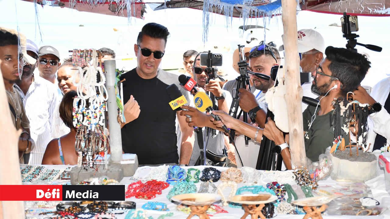 Le ministre demandant à un commerçant s’il possède un permis pour exercer sur l’île.