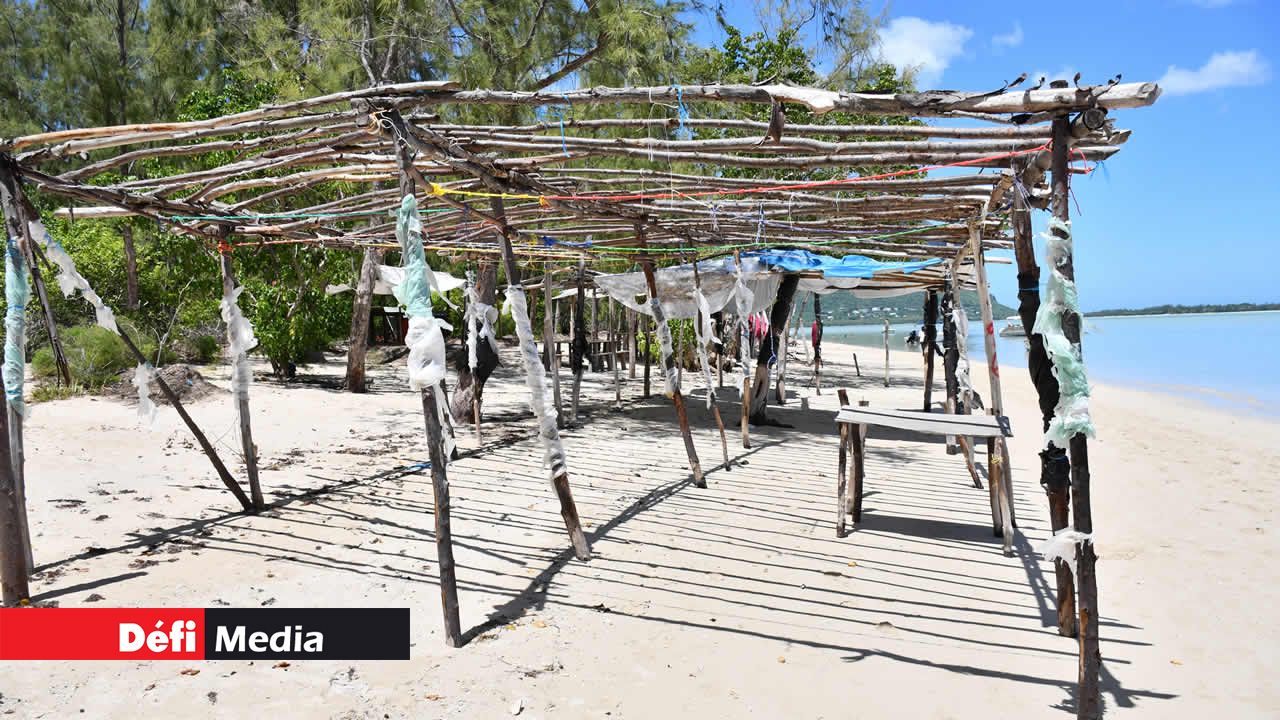Plus d’une vingtaine de structures en bois ont été abandonnées par les plaisanciers sur l’île.