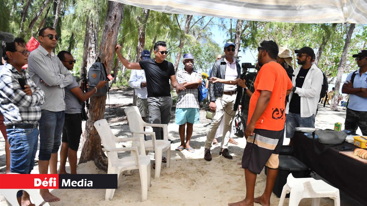 Shakeel Mohamed interrogeant une plaisancière qui préparait de la nourriture sur les conditions de stockage et de préparation des aliments.