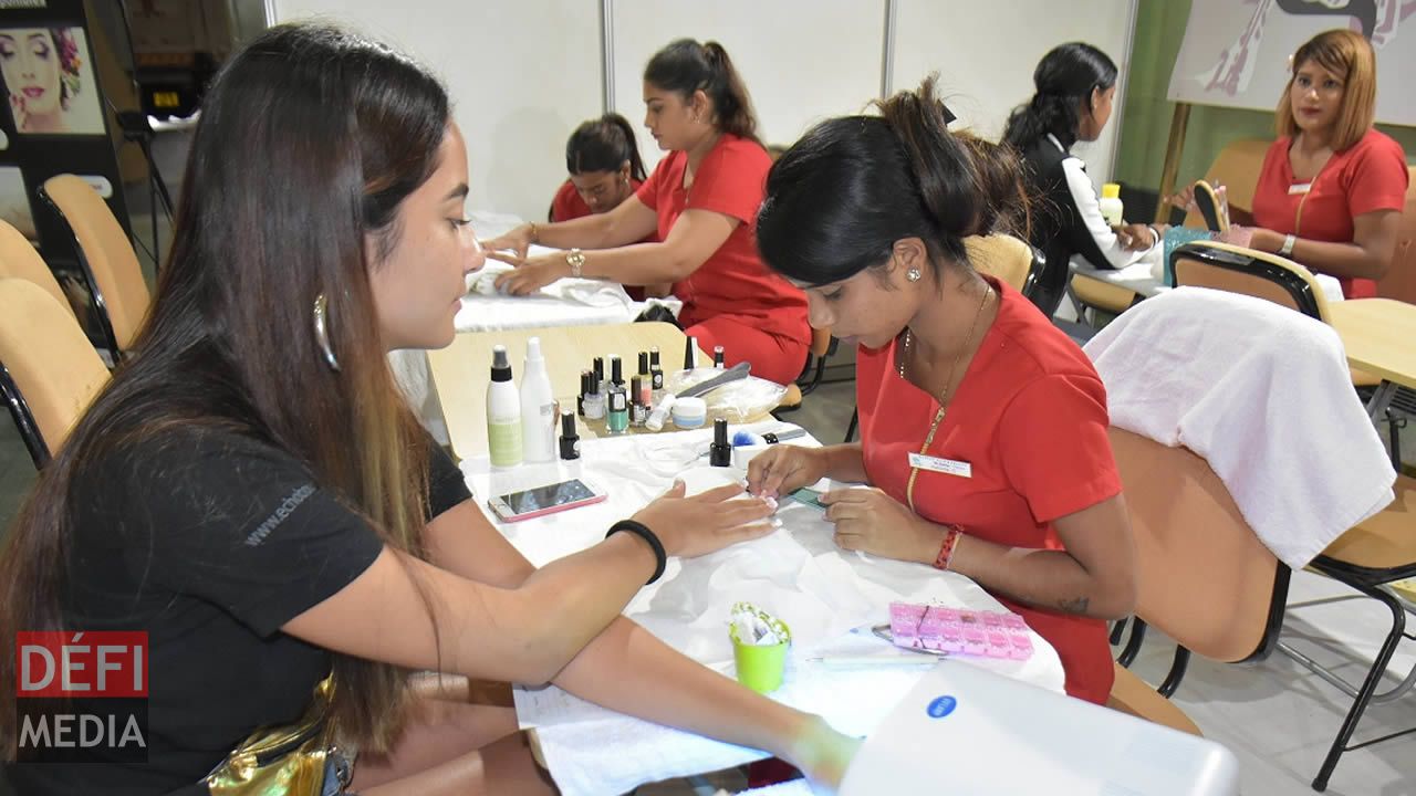 Pour les plus coquettes, offrez-vous une manucure pour seulement Rs 200 au stand de Marion Hair Club.