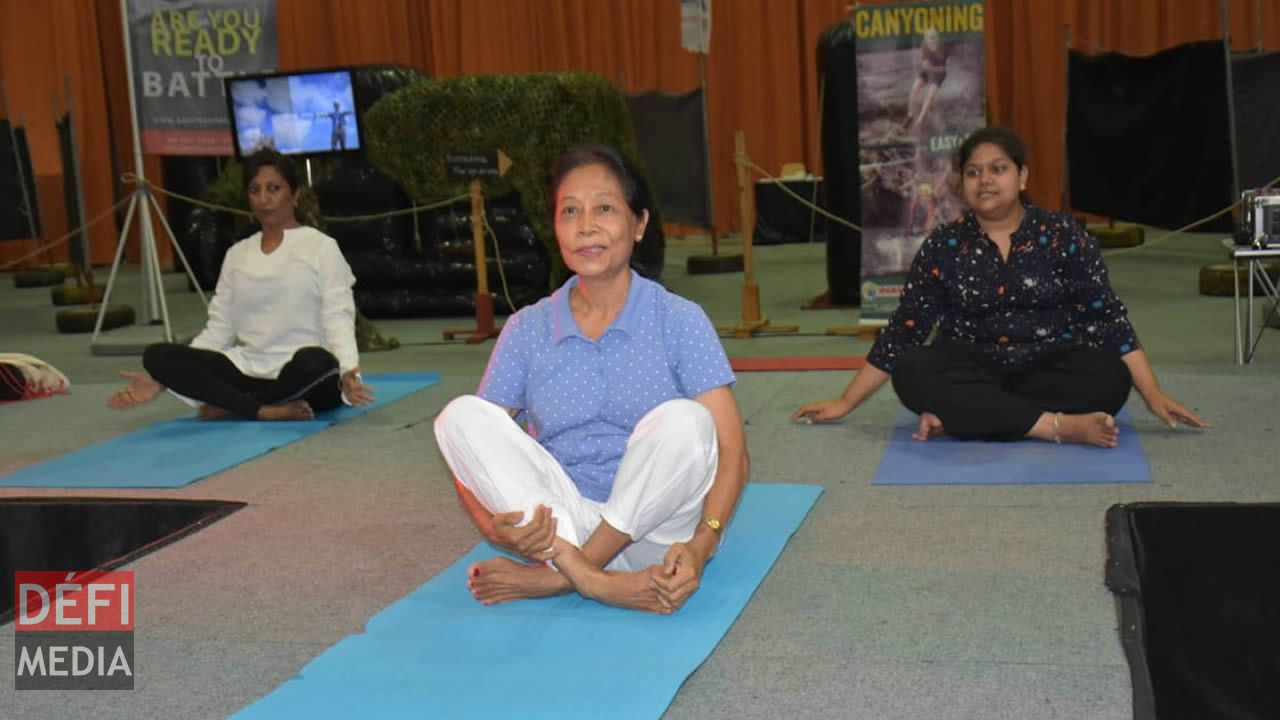 Art of Living a proposé une session de yoga gratuite.