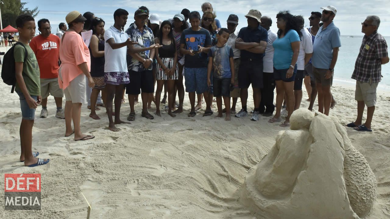 Sculpture du dodo et de l’homme sortant d’un oeuf qui représente la destruction de cet animal à Maurice. Sculpture du dodo et de l’homme sortant d’un oeuf qui représente la destruction de cet animal à Maurice.