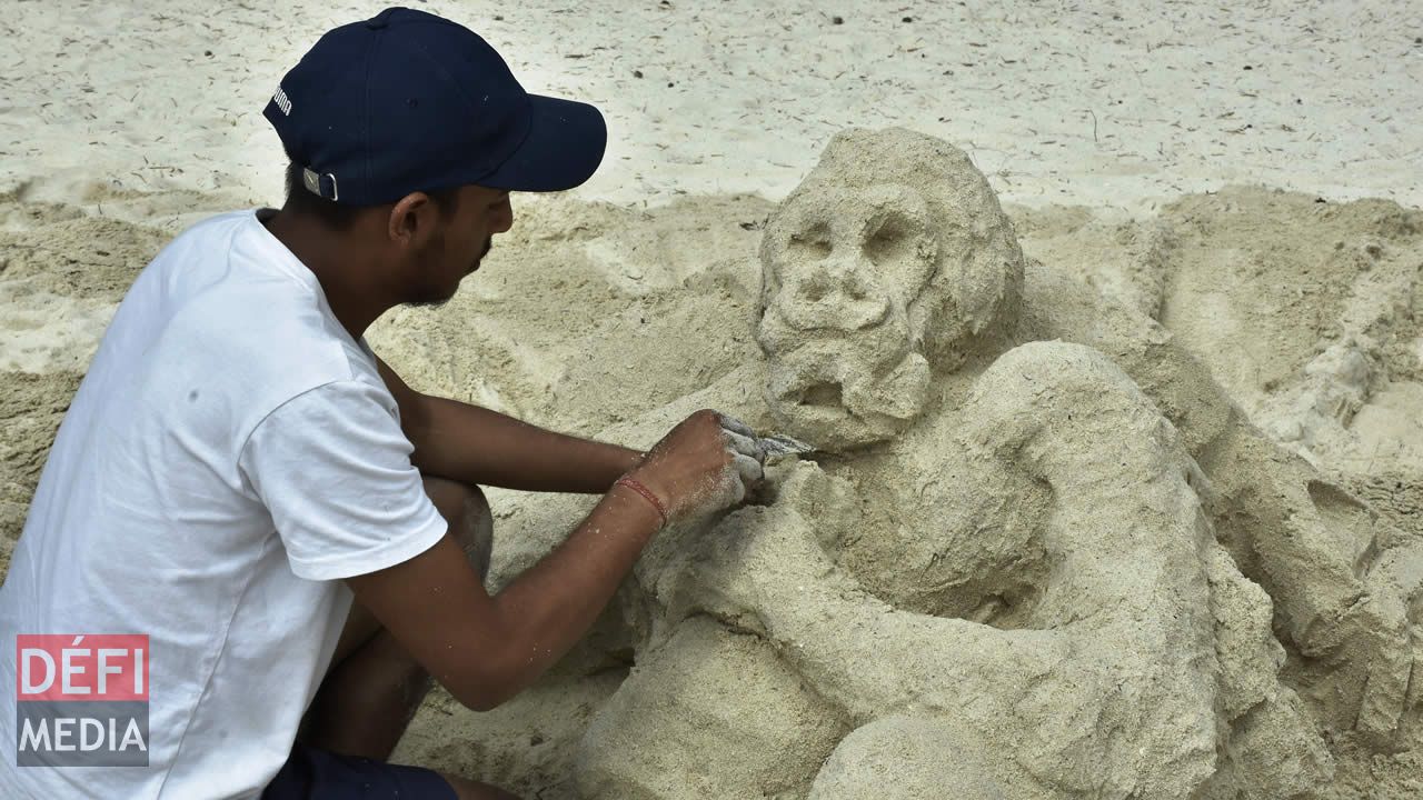 Sculpture d’un singe démontrant les abus de l’homme moderne sur les animaux de Nitin, Julien et Melvyn. Sculpture d’un singe démontrant les abus de l’homme moderne sur les animaux de Nitin, Julien et Melvyn.