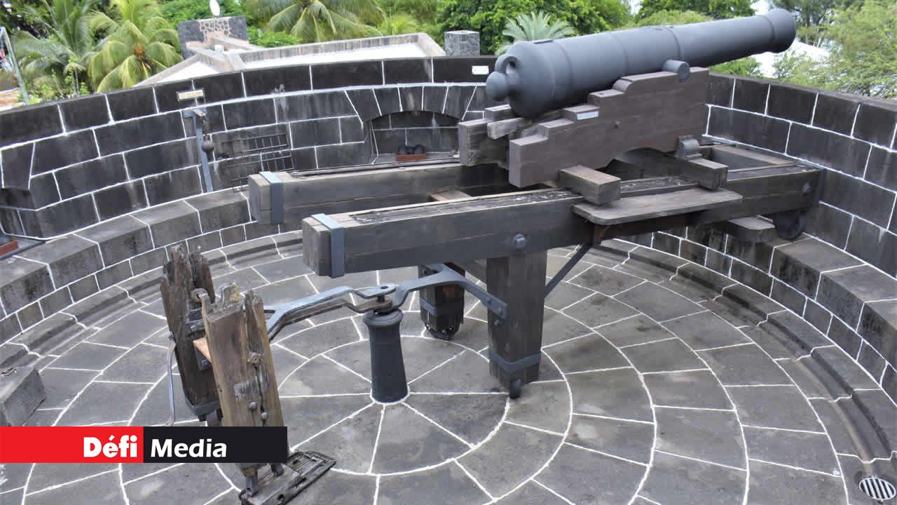 Le travail méticuleux et précis des travailleurs engagés. La Tour Martello