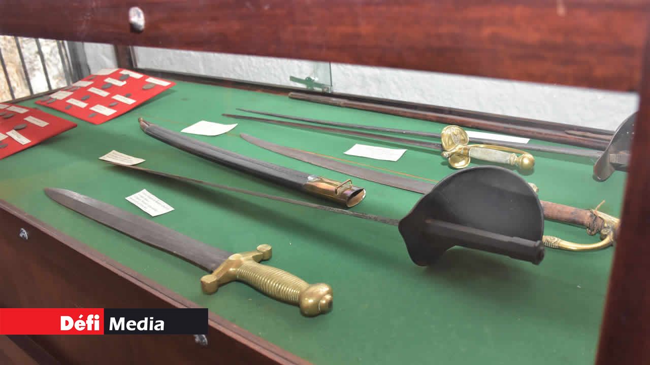 Des sabres et des épées sont aussi exposés.pour les visiteurs. La Tour Martello