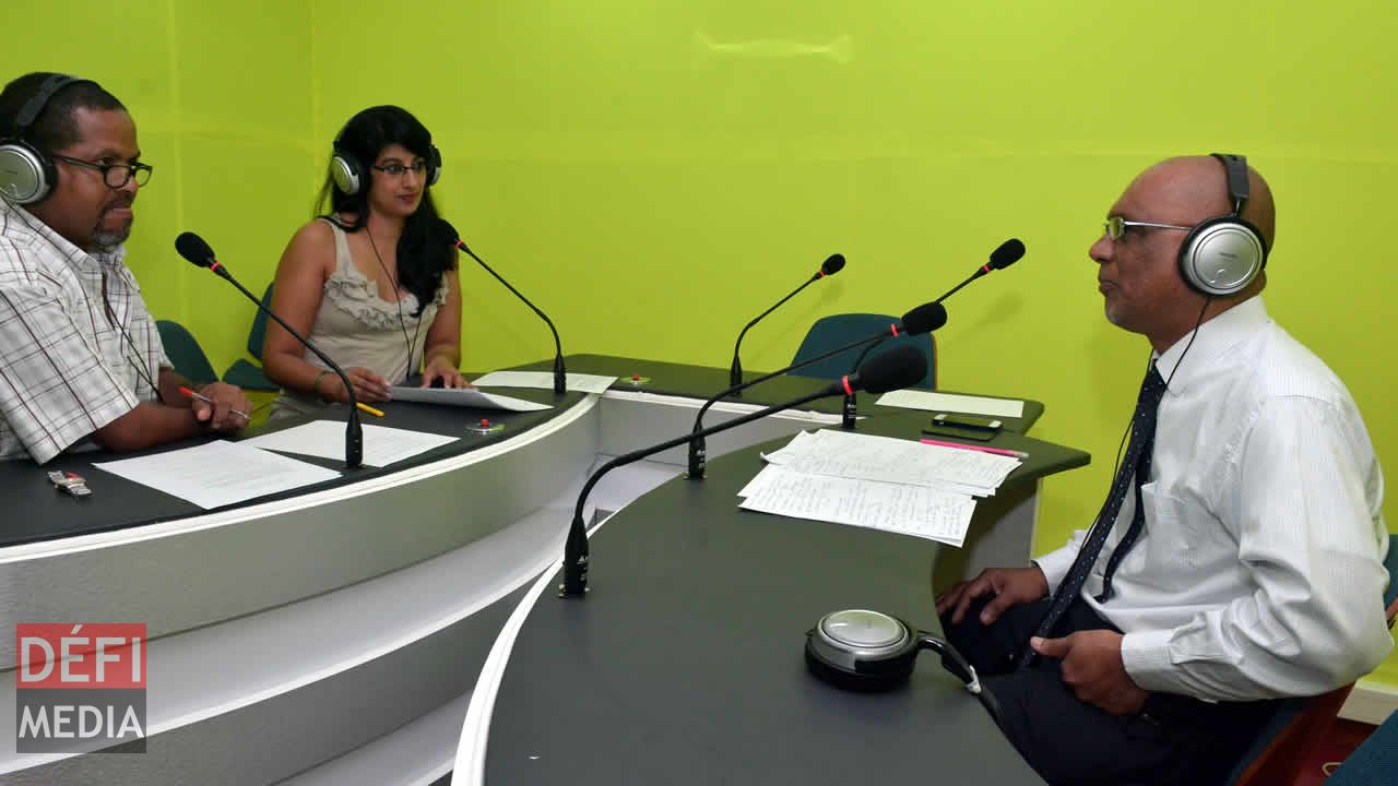 Le Dr. Hamid Alleemudder, dermatologue, avec Caroline et Jean Marie ,  lors de l’émission Explik ou cas santé. 