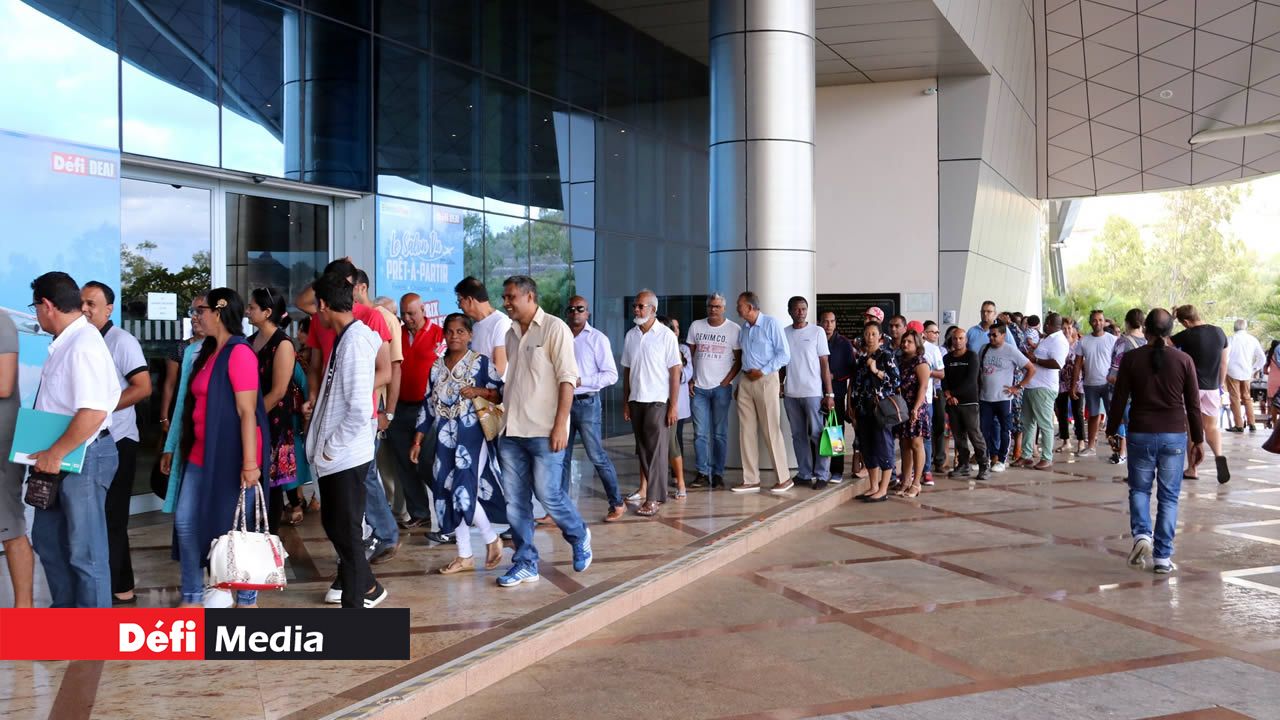 à l’ouverture du Salon à 10 heures, la longue file d’attente témoigne de l’engouement des Mauriciens pour le voyage. Salon du Prêt-à-Partir 2019