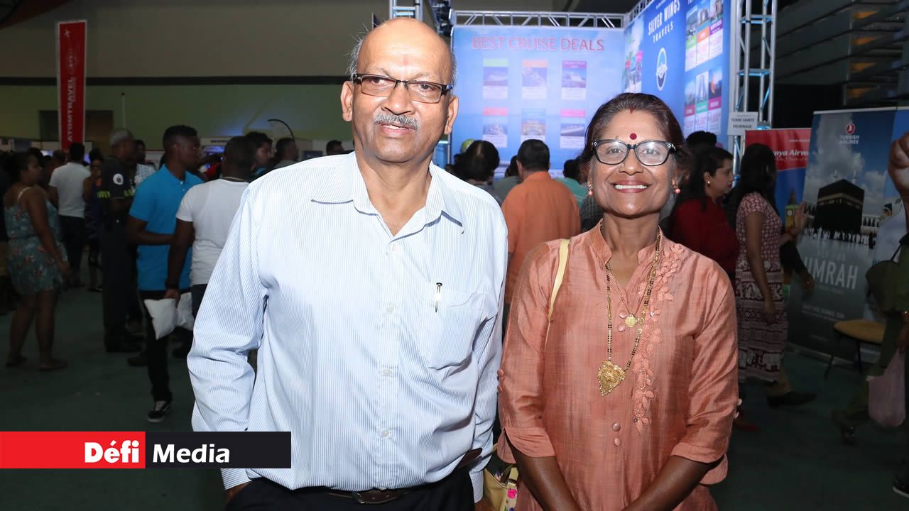 Raveeta Salick Peetumber et son époux Gunneshwur, ravis d’avoir fait un bon deal au Salon. Salon du Prêt-à-Partir 2019