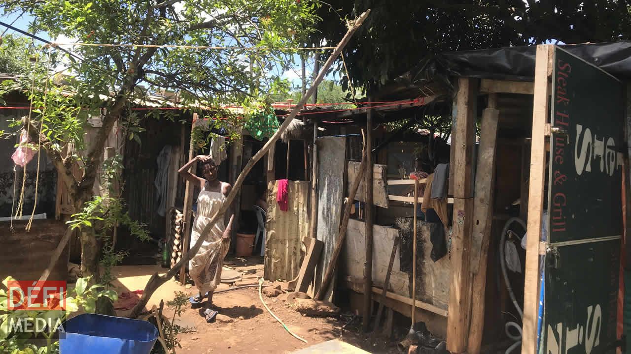 Plusieurs familles vivent dans un amoncellement de bois et de tôle. Dans la mouise à La Ferme
