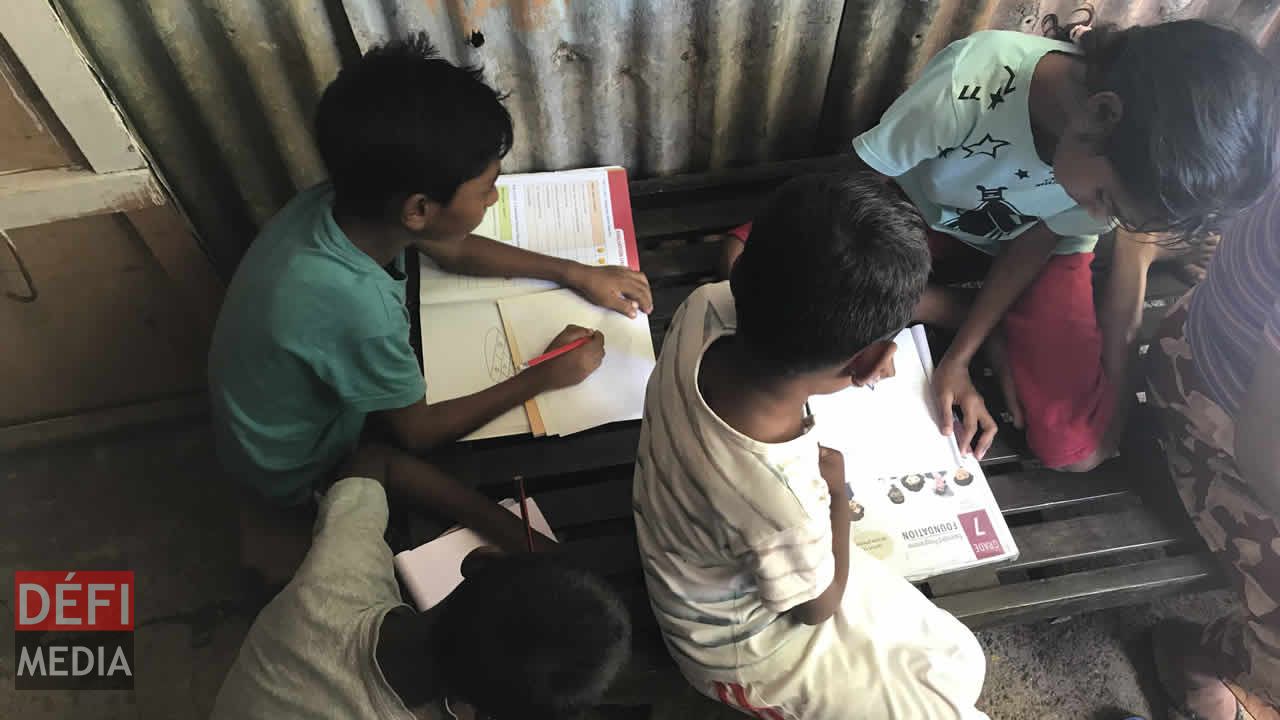 Les enfants ont besoin de matériel scolaire. Dans la mouise à La Ferme