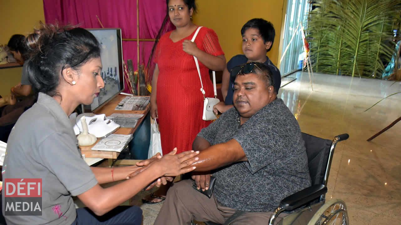 Jeeten a profité d’une petite session de massage de la main offerte gratuitement par Nu Spa. 7e édition du Salon de la Famille et de la Santé