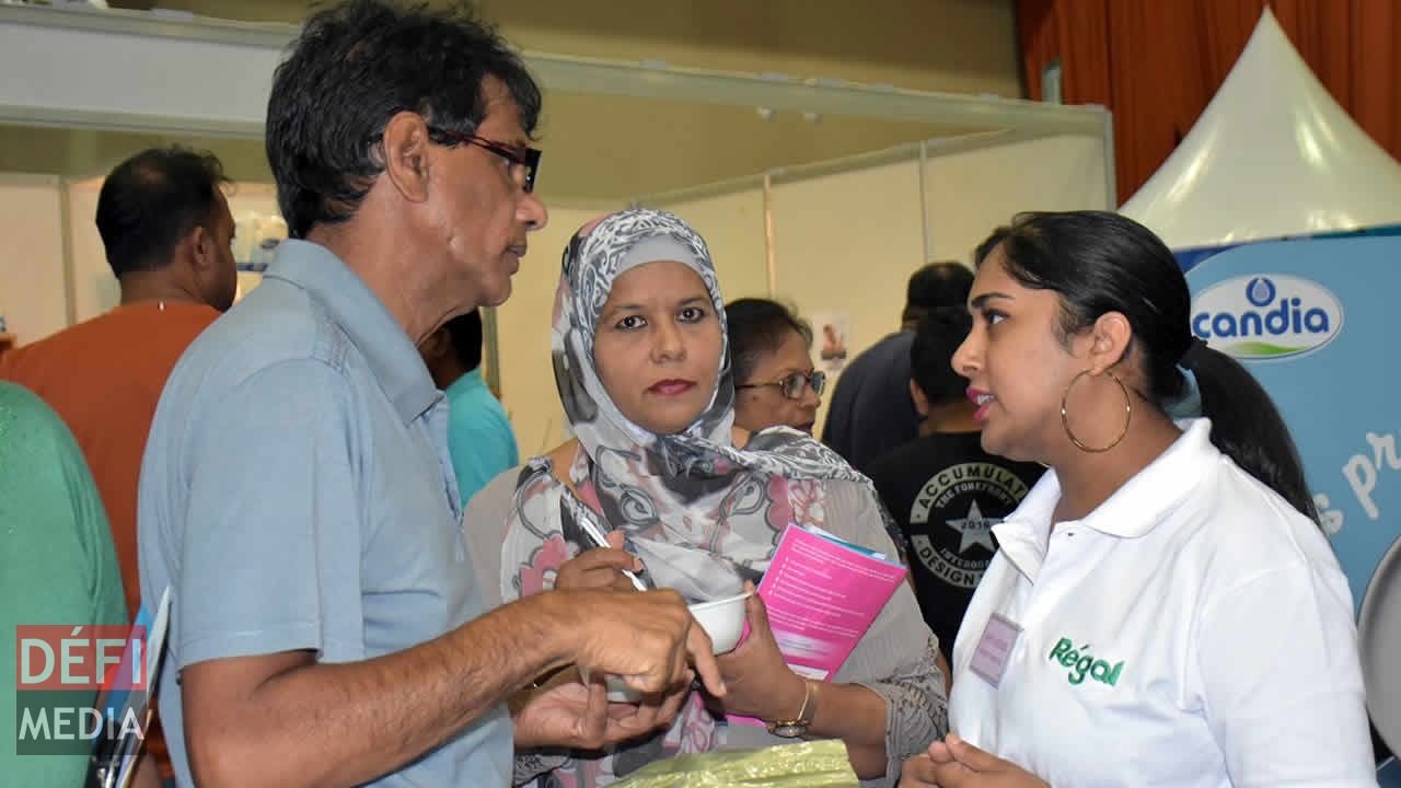 Divya Ruhee, nutritionniste, donnant des conseils aux visiteurs sur le stand de Panagora. 7e édition du Salon de la Famille et de la Santé