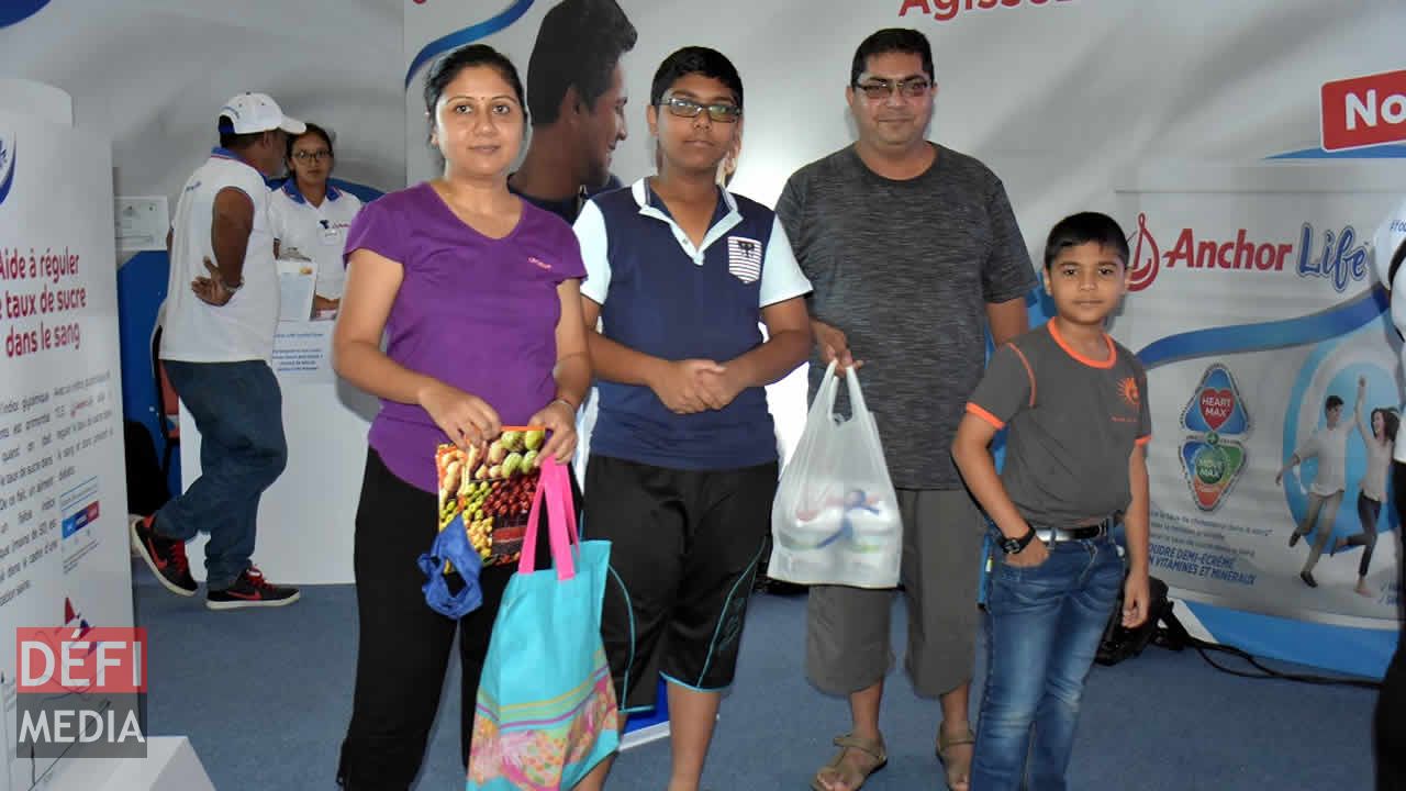 La famille Koveemun contente de ses achats chez Weetabix. 7e édition du Salon de la Famille et de la Santé