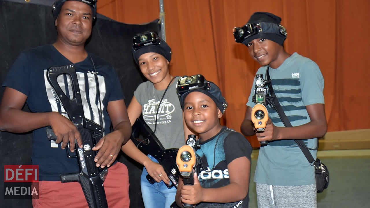 Séance de Battle zone pour ces jeunes sur le stand de Vertical World. 7e édition du Salon de la Famille et de la Santé