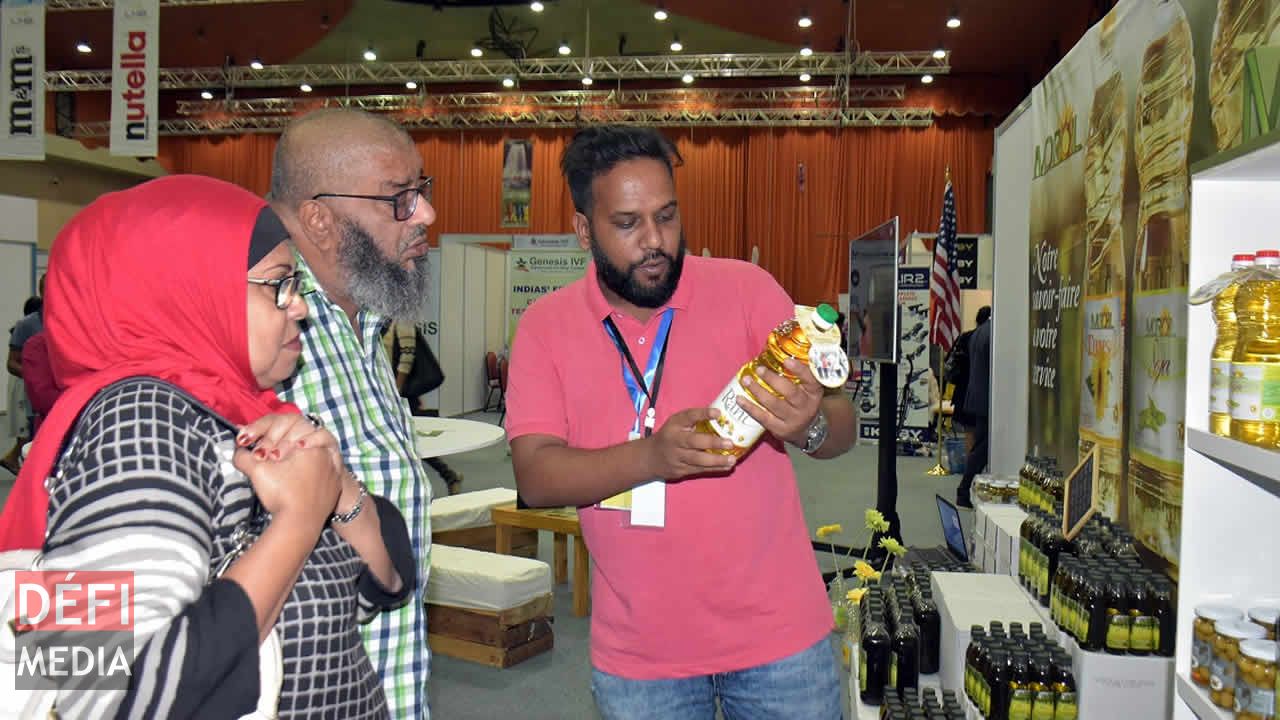 Abdulla et Nasreen Atchia s’informant sur le stand de Moroil. 7e édition du Salon de la Famille et de la Santé