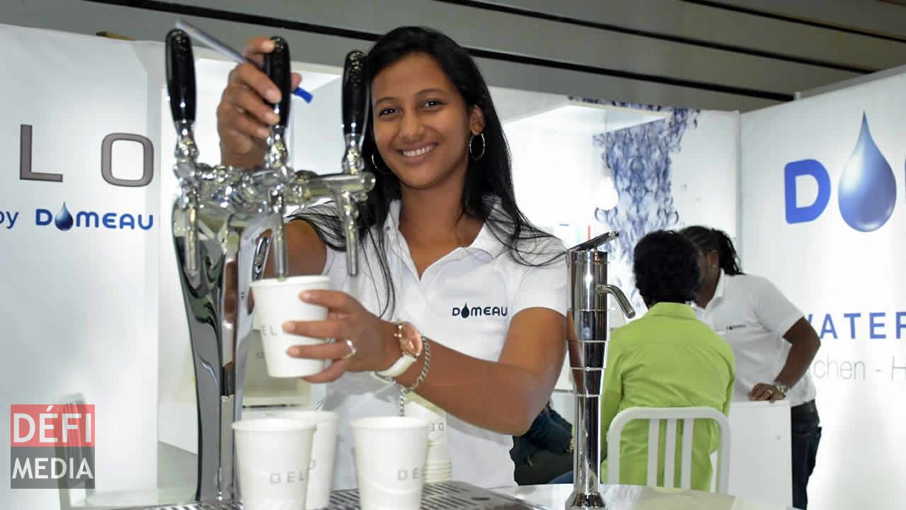 Une charmante représentante des filtres à eau Domeau. 7e édition du Salon de la Famille et de la Santé