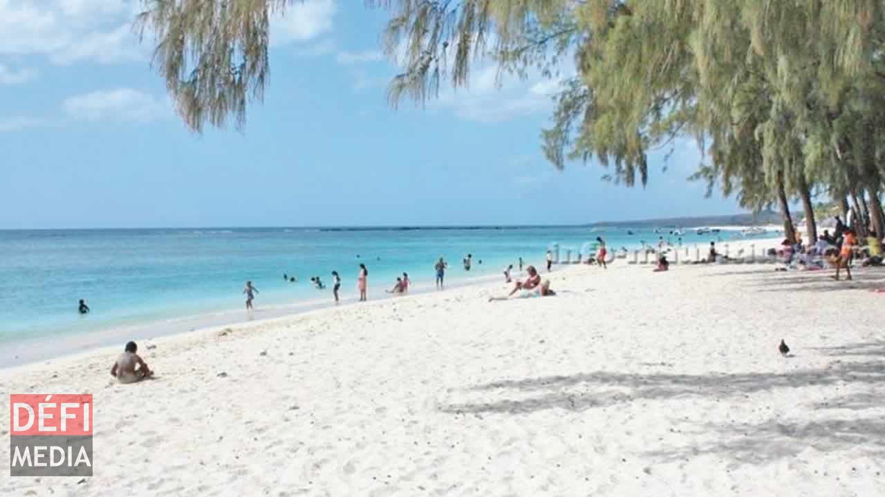 Sur La Plage De Flic En Flac Il Baisse Les Sous Vêtements