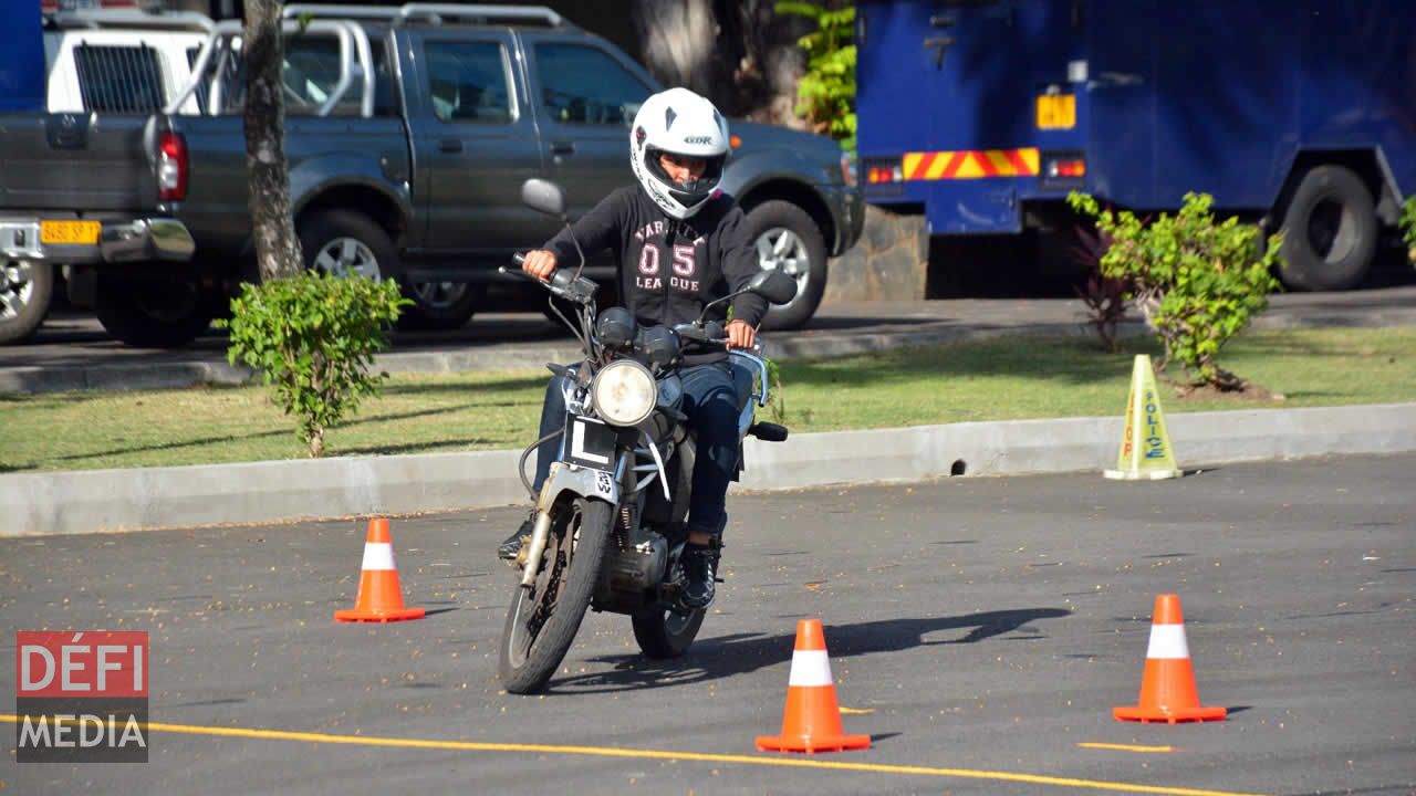 Une piste improvisée entre cinq cônes aidera à juger la maîtrise des motocyclistes.