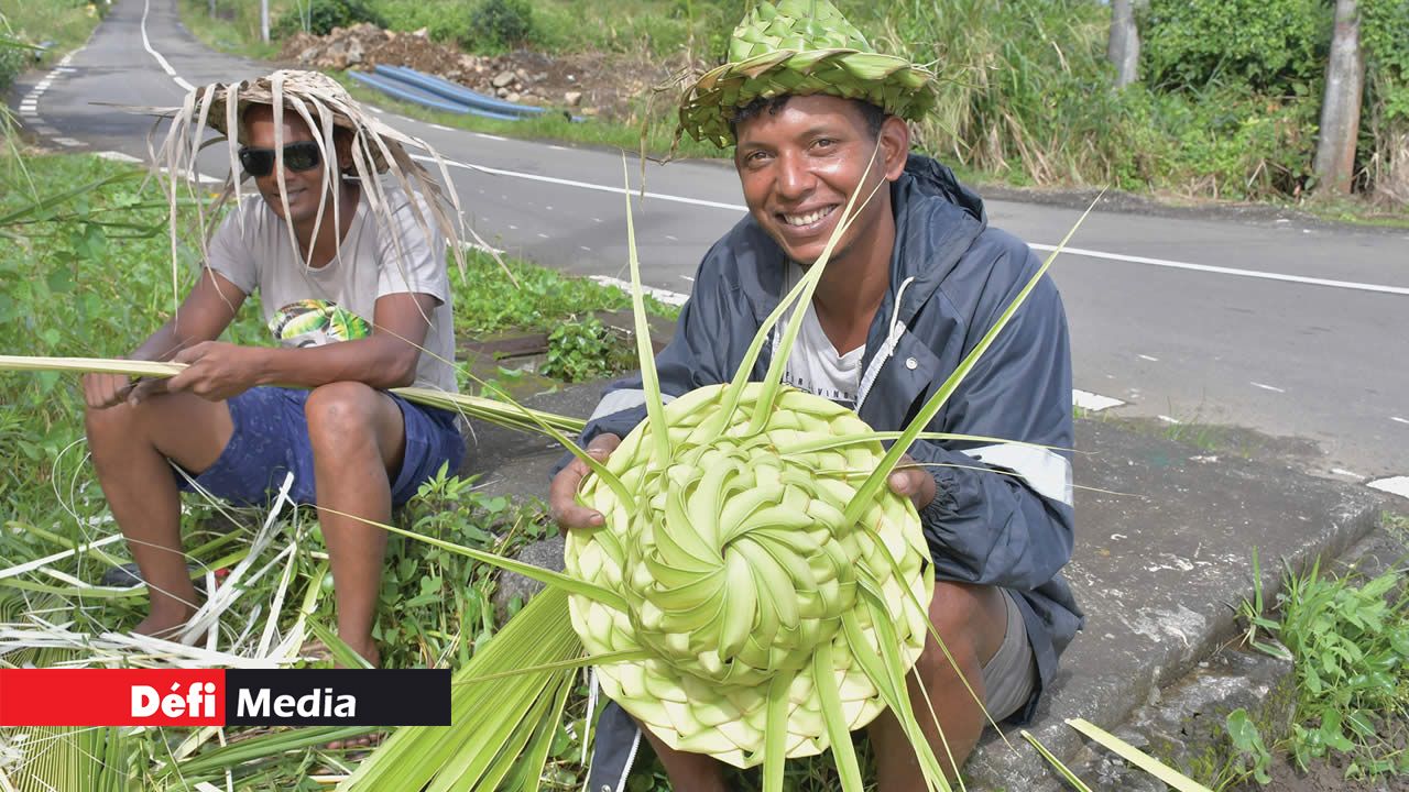 Un sourire éclatant aux lèvres, Michael Naicken et son voisin Wesley accueillent les passants tout en fabriquant leurs produits.