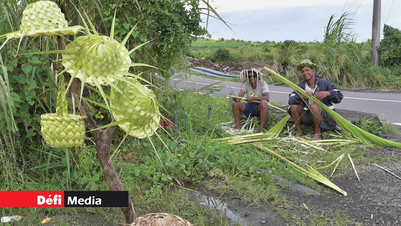 En bordure de route, ils vendent leurs produits artisanaux pour arrondir les fins de mois.