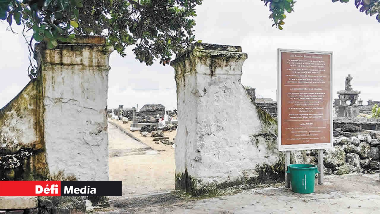 L’entrée du cimetière marin de Souillac, qui se trouve en réalité à Surinam.