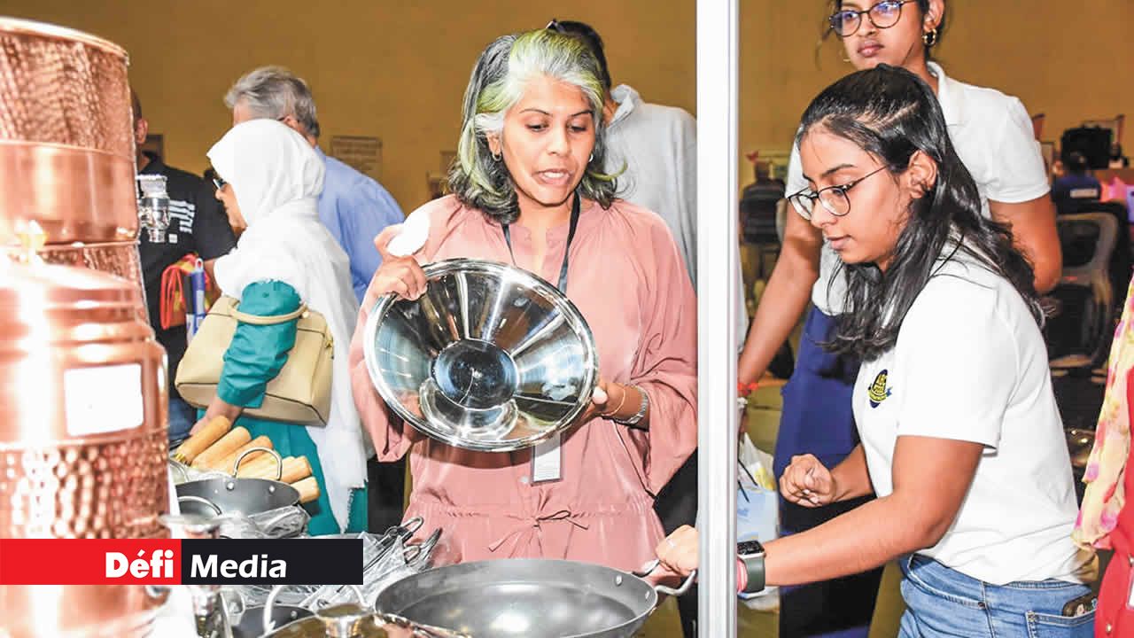 Jash Fashion met en vente des ustensiles en argile et en cuivre.