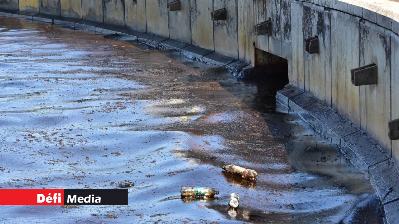 Le front de mer de Mahebourg sent le mazout… Marée noire